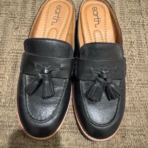 Earth Black Leather Women's Tassel Slip-On Loafers
